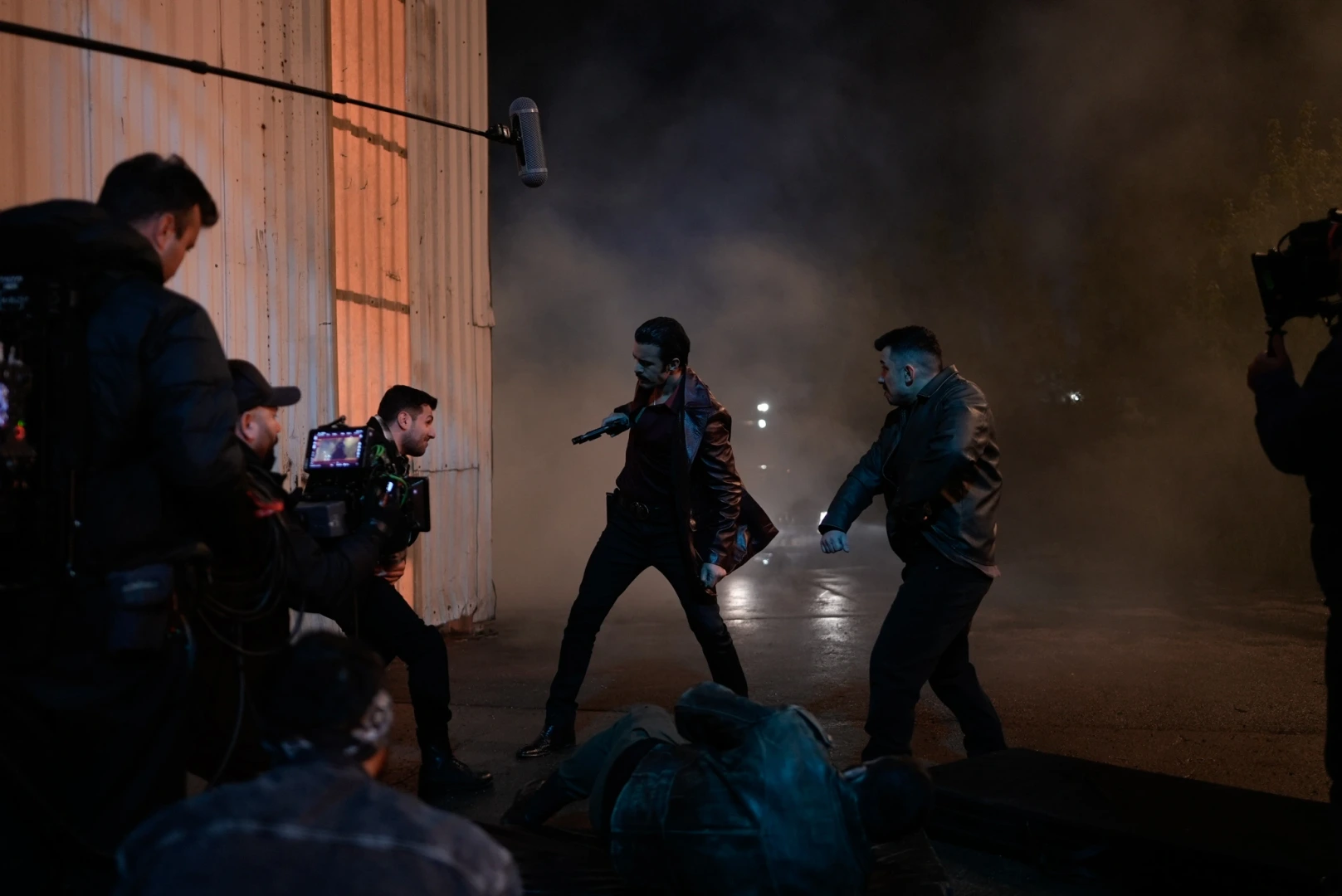 Et filmteam fanger en actionsekvens i røyk og kunstlys på et nattsett
